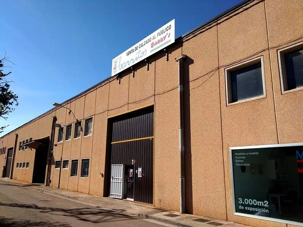 Nave de la tienda Barritos en Brea de Aragón