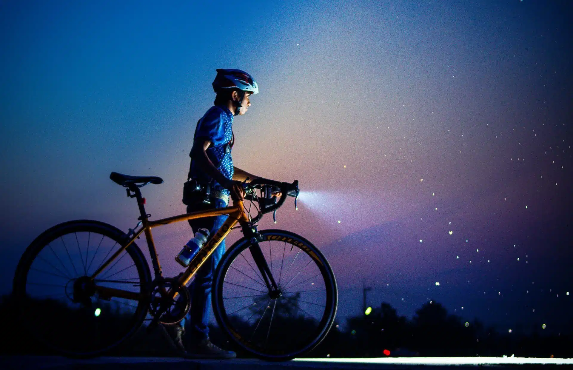 Ciclista de noche con bicicleta