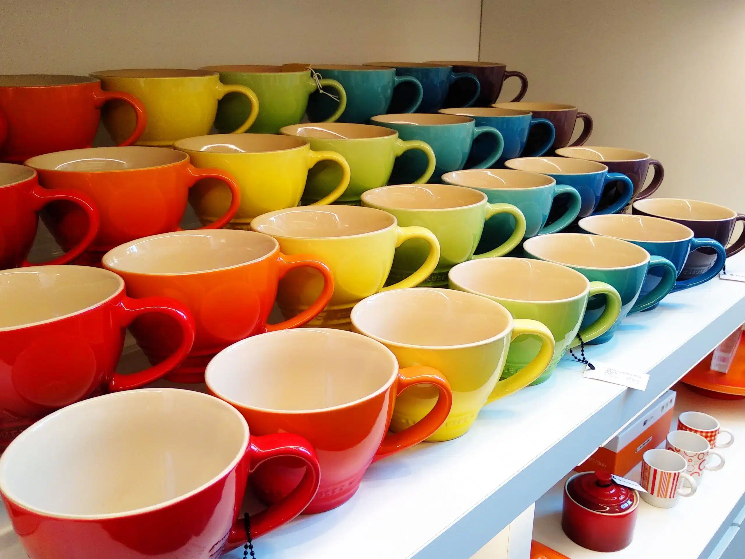 Tazas de Le Creuset en su outlet de Las Rozas